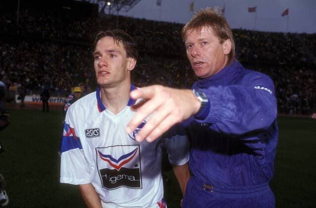 Trainer Jochem Ziegert (re.) tröstet nach der Finalniederlage Andreas Schmidt (beide Hertha Amateure) Fußball Herren DEUTSCHSPRACHIGE SPORTZEITSCHRIFTEN UND -ZEITUNGEN NUR NACH RÜCKSPRACHE, DFB Pokal 1992 1993 Finale Gruppe Berlin Harmonie, Fußball Herren DEUTSCHSPRACHIGE SPORTZEITSCHRIFTEN UND -ZEITUNGEN NUR NACH RÜCKSPRACHE, DFB Pokal 1992 1993 Finale Gruppe Berlin Harmonie,