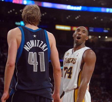 Kobe Bryant (Los Angeles Lakers, re.) und Dirk Nowitzki (Dallas Mavericks) -  (LAP2008030208) Basketball Herren NBA 2007 2008, Los Angeles Lakers - Dallas Mavericks 108:104 Gruppe Los Angeles, LA, L. A., Basketball Herren NBA 2007 2008, Los Angeles Lakers - Dallas Mavericks 108:104 Gruppe Los Angeles, LA, L. A.,