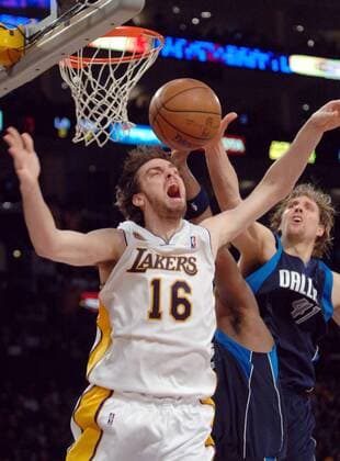 Pau Gasol (Los Angeles Lakers, li.) gegen Dirk Nowitzki (Dallas Mavericks) - (LAP2008030207) Basketball Herren NBA 2007 2008, Los Angeles Lakers - Dallas Mavericks 108:104 Gruppe Los Angeles, LA, L. A., Dynamik, Basketball Herren NBA 2007 2008, Los Angeles Lakers - Dallas Mavericks 108:104 Gruppe Los Angeles, LA, L. A., Dynamik,