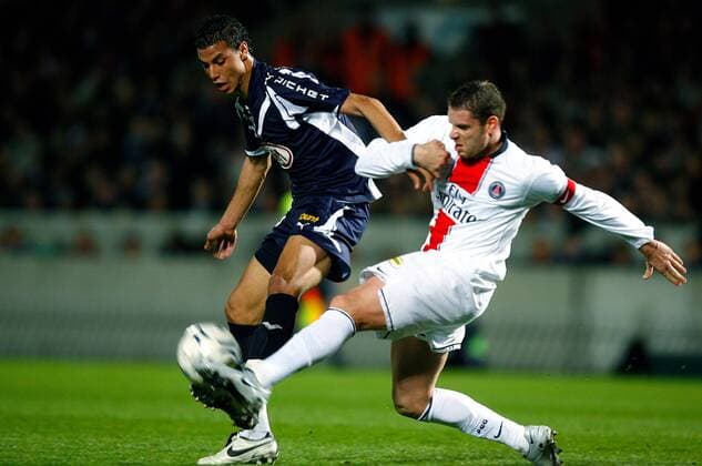 Marouane Chamakh (Bordeaux, li.) gegen Sylvain Armand (Paris St. Germain) -  Fußball Herren Ligue 1 2007 2008, 1. Französische Liga, Girondins de Bordeaux - Paris Saint Germain 3:0, PSG Gruppe Bordeaux Dynamik, Fußball Herren Ligue 1 2007 2008, 1. Französische Liga, Girondins de Bordeaux - Paris Saint Germain 3:0, PSG Gruppe Bordeaux Dynamik,