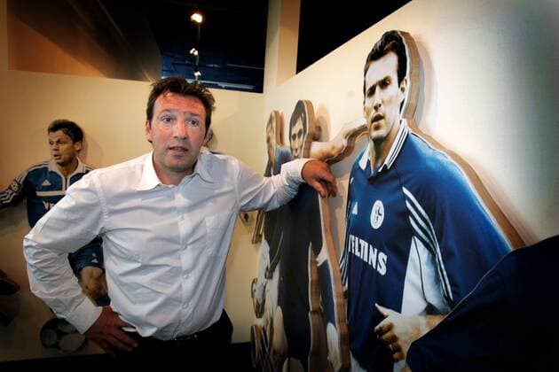Marc Wilmots (Belgien) neben seinem Pappaufsteller im Schalke Museum -  Fußball 1. BL Herren Saison 2006 2007, FC Schalke 04, Museum, Clubmuseum, Vereinsmuseum, Fotostory Einzelbild Gelsenkirchen Fußball 1. BL Herren Saison 2006 2007, FC Schalke 04, Museum, Clubmuseum, Vereinsmuseum, Fotostory Einzelbild Gelsenkirchen