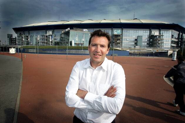 Marc Wilmots (Belgien) vor der VeltinsArena, dem neuen Stadion seines alten Vereins Schalke 04 -  Fußball 1. BL Herren Saison 2006 2007, FC Schalke 04, Museum, Clubmuseum, Vereinsmuseum, Fotostory Totale VeltinsArena, Veltins Arena Gelsenkirchen Fußball 1. BL Herren Saison 2006 2007, FC Schalke 04, Museum, Clubmuseum, Vereinsmuseum, Fotostory Totale VeltinsArena, Veltins Arena Gelsenkirchen