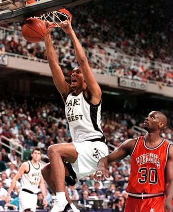 Tim Duncan (Wake Forest, li.) gegen Chris Alexander (Virginia Cavaliers) -  (CHP96030811) Basketball Herren NCAA College League 1995 1996, Collegebasketball, Wake Forest Demon Deacon Gruppe Chapel Hill Dynamik, Basketball Herren NCAA College League 1995 1996, Collegebasketball, Wake Forest Demon Deacon Gruppe Chapel Hill Dynamik,