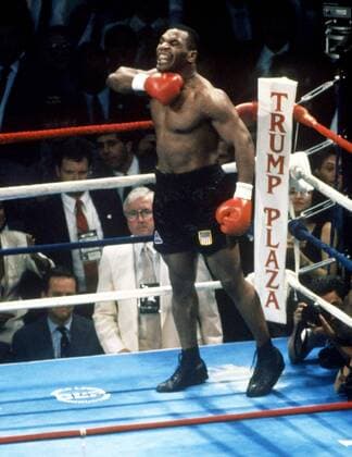 Mike Tyson (USA) mit martialischer Geste in Richtung seines Gegners -  Boxen WM Herren WBC Weltmeisterschaft 1995, WBA, IBF, Boxsport, Profiboxen, Schwergewicht Einzelbild Atlantic City Überlegenheit, Spannung, Boxen WM Herren WBC Weltmeisterschaft 1995, WBA, IBF, Boxsport, Profiboxen, Schwergewicht Einzelbild Atlantic City Überlegenheit, Spannung,