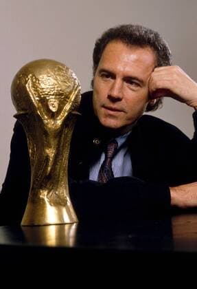 Teamchef Franz Beckenbauer (BR Deutschland) hat den WM Pokal fest im Visier Fußball WM Herren Vorschau WM 1990, Nationalmannschaft, BRD Einzelbild Aufnahmedatum geschätzt Nachdenklichkeit, Fußball WM Herren Vorschau WM 1990, Nationalmannschaft, BRD Einzelbild Aufnahmedatum geschätzt Nachdenklichkeit,