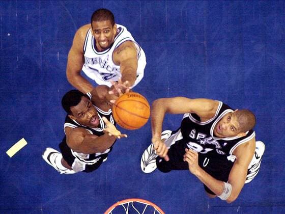 Calvin Booth (Dallas Mavericks, Mitte) gegen Tim Duncan (re.) und David Robinson (beide San Antonio Spurs) -  (DAL2001051202) Basketball Herren NBA 2000 2001, Dallas Mavericks - San Antonio Spurs Gruppe Dallas Dynamik, Basketball Herren NBA 2000 2001, Dallas Mavericks - San Antonio Spurs Gruppe Dallas Dynamik,