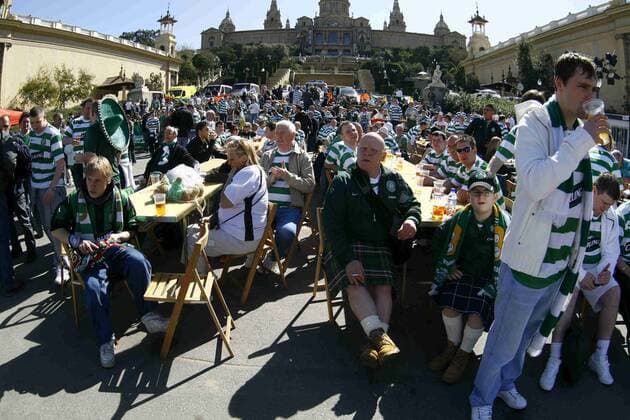 Fans von Celtic Glasgow feiern ein Fanfest vor dem Nationalpalast Palau Nacional in Barcelona -  - NOxONLINExUSE Fußball EC 1 Herren Champions League 2007 2008, Celtic Glasgow, Vorschau, Totale Barcelona Fußball EC 1 Herren Champions League 2007 2008, Celtic Glasgow, Vorschau, Totale Barcelona