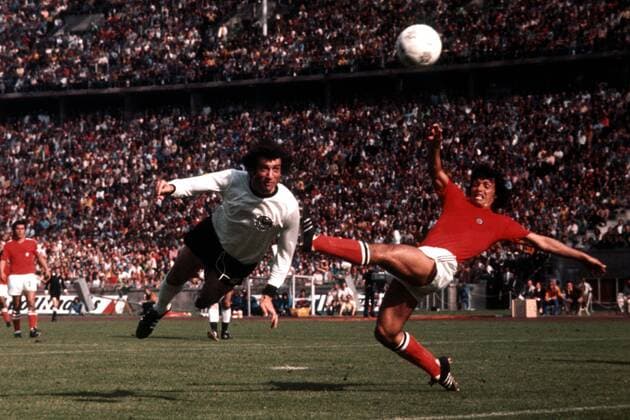 Bernd Cullmann (BR Deutschland, li..) Flugkopfball gegen Elias Figueroa (Chile) Fußball WM Herren WM 1974 Gruppe Berlin Dynamik, Kampf, Fußball WM Herren WM 1974 Gruppe Berlin Dynamik, Kampf,