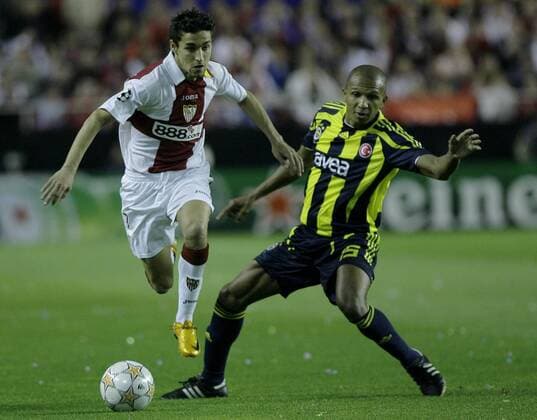 Jesus Navas (FC Sevilla, li.) gegen Mehmet Aurelio (Fenerbahce) -  - NOxONLINExUSE Fußball EC 1 Herren Champions League 2007 2008, FC Sevilla - Fenerbahce Istanbul Gruppe Sevilla Dynamik, Fußball EC 1 Herren Champions League 2007 2008, FC Sevilla - Fenerbahce Istanbul Gruppe Sevilla Dynamik,