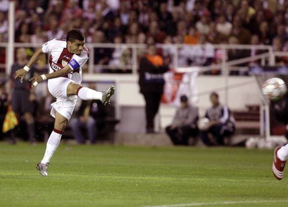 Daniel Alves (FC Sevilla) trifft zum 1:0 -  - NOxONLINExUSE Fußball EC 1 Herren Champions League 2007 2008, FC Sevilla Einzelbild Sevilla Dynamik, Fußball EC 1 Herren Champions League 2007 2008, FC Sevilla Einzelbild Sevilla Dynamik,