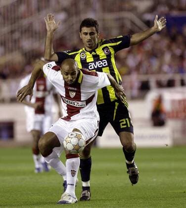 Frederic Kanoute (FC Sevilla, li.) gegen Selcuk Sahin (Fenerbahce) -  - NOxONLINExUSE Fußball EC 1 Herren Champions League 2007 2008, FC Sevilla - Fenerbahce Istanbul Gruppe Sevilla Dynamik, Fußball EC 1 Herren Champions League 2007 2008, FC Sevilla - Fenerbahce Istanbul Gruppe Sevilla Dynamik,