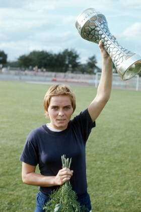 TuS Wörrstadt ist der erste Deutsche Frauenfußball Meister 1974 - Uschi Demler präsentiert den Pokal Fußball 1. BL Damen Saison 1974, TuS Wörrstadt, Frauen, Frauenfußball, Erste Deutsche Meisterschaft, Finale Einzelbild Aufnahmedatum geschätzt Mainz Fußball 1. BL Damen Saison 1974, TuS Wörrstadt, Frauen, Frauenfußball, Erste Deutsche Meisterschaft, Finale Einzelbild Aufnahmedatum geschätzt Mainz