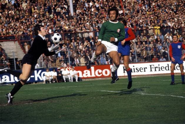 Erwin Kostedde (Offenbach, Mitte) gegen Torwart Manfred Müller (Wuppertal) Fußball 1. BL Herren DEUTSCHSPRACHIGE SPORTZEITSCHRIFTEN UND -ZEITUNGEN NUR NACH RÜCKSPRACHE 1974 1975 Gruppe Offenbach Dynamik, Fußball 1. BL Herren DEUTSCHSPRACHIGE SPORTZEITSCHRIFTEN UND -ZEITUNGEN NUR NACH RÜCKSPRACHE 1974 1975 Gruppe Offenbach Dynamik,