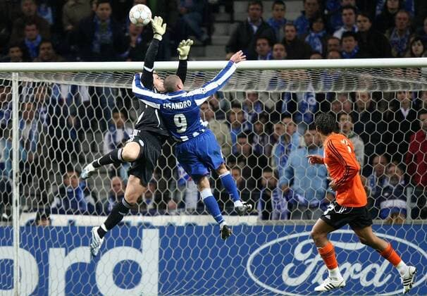 Torwart Manuel Neuer (Schalke) gegen Lisandro Lopez (FC Porto) Fußball EC 1 Herren Champions League 2007 2008, FC Porto - FC Schalke 04 Gruppe Porto Dynamik, Abwehr, Höhe Fußball EC 1 Herren Champions League 2007 2008, FC Porto - FC Schalke 04 Gruppe Porto Dynamik, Abwehr, Höhe