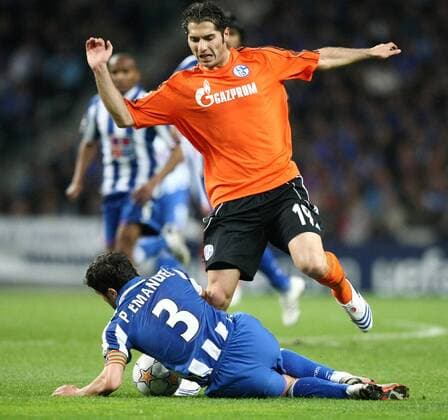 Halil Altintop (Schalke, re.) gegen Pedro Emanuel (FC Porto) Fußball EC 1 Herren Champions League 2007 2008, FC Porto - FC Schalke 04 Gruppe Porto Dynamik, Fußball EC 1 Herren Champions League 2007 2008, FC Porto - FC Schalke 04 Gruppe Porto Dynamik,