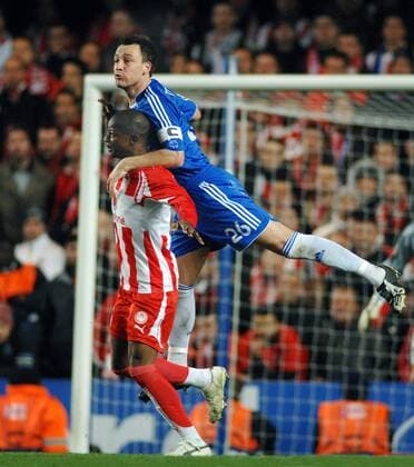 John Terry (Chelsea, re.) gegen Julio Cesar (Piräus) -  Fußball EC 1 Herren Champions League 2007 2008, Chelsea FC London - Olympiakos Piräus 3:0 Gruppe London Dynamik, Kampf, Fußball EC 1 Herren Champions League 2007 2008, Chelsea FC London - Olympiakos Piräus 3:0 Gruppe London Dynamik, Kampf,
