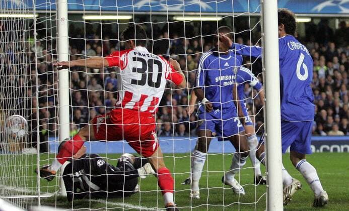 Salomon Kalou (Chelsea, 2.v.li.) erzielt den Treffer zum 3:0 gegen Anastasios Pantos (Olympiakos Piräus) - EDITORIAL USE ONLY. No use with unauthorised audio, video, data, fixture lists, club league logos or live services. Online in-match use limited to 120 images, no video emulation. No use in betting, games or single club league player publications. Fußball EC 1 Herren Champions League 2007 2008, Chelsea FC London - Olympiakos Piräus 3:0 Gruppe London Dynamik, Fußball EC 1 Herren Champions League 2007 2008, Chelsea FC London - Olympiakos Piräus 3:0 Gruppe London Dynamik,