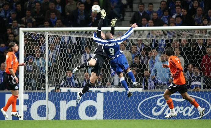 Torwart Manuel Neuer (Schalke) gegen Lisandro Lopez (FC Porto) Fußball EC 1 Herren Champions League 2007 2008, FC Porto - FC Schalke 04 1:4 n.E. Totale Porto Dynamik, Höhe, Kampf Fußball EC 1 Herren Champions League 2007 2008, FC Porto - FC Schalke 04 1:4 n.E. Totale Porto Dynamik, Höhe, Kampf