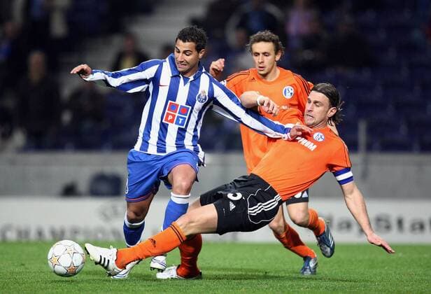 Ricardo Quaresma (FC Porto, li.) gegen Marcelo Jose Bordon (re.) und Rafinha (beide Schalke) Fußball EC 1 Herren Champions League 2007 2008,FC Porto - FC Schalke 04 1:4 n.E. Gruppe Porto Dynamik, Fußball EC 1 Herren Champions League 2007 2008,FC Porto - FC Schalke 04 1:4 n.E. Gruppe Porto Dynamik,