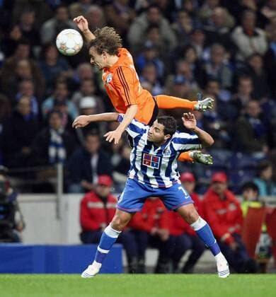 Rafinha (Schalke, li.) gegen Ricardo Quaresma (FC Porto) Fußball EC 1 Herren Champions League 2007 2008,FC Porto - FC Schalke 04 1:4 n.E. Gruppe Porto Dynamik, Überlegenheit, Fußball EC 1 Herren Champions League 2007 2008,FC Porto - FC Schalke 04 1:4 n.E. Gruppe Porto Dynamik, Überlegenheit,