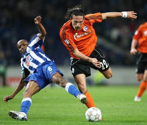 Paulo Assuncao (FC Porto, li.) gegen Kevin Kuranyi (Schalke) Fußball EC 1 Herren Champions League 2007 2008, FC Porto - FC Schalke 04 1:4 n.E. Gruppe Porto Dynamik, Fußball EC 1 Herren Champions League 2007 2008, FC Porto - FC Schalke 04 1:4 n.E. Gruppe Porto Dynamik,