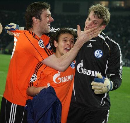Schlussjubel Schalke, v.li.: Mladen Krstajic, Rafinha und Torwart Manuel Neuer Fußball EC 1 Herren Champions League 2007 2008, FC Schalke 04 Gruppe Porto Begeisterung, Freude, Fußball EC 1 Herren Champions League 2007 2008, FC Schalke 04 Gruppe Porto Begeisterung, Freude,