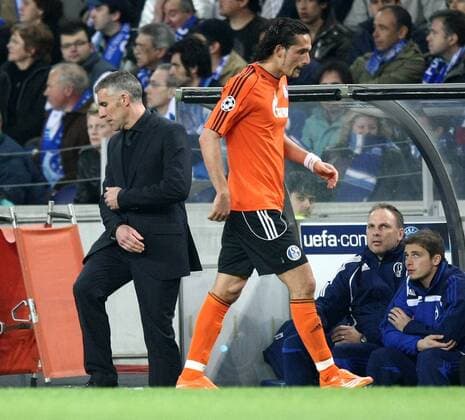 Kevin Kuranyi würdigt Trainer Mirko Slomka (beide Schalke) bei seiner Auswechselung keines Blickes Fußball EC 1 Herren Champions League 2007 2008, FC Schalke 04 Gruppe Porto Fußball EC 1 Herren Champions League 2007 2008, FC Schalke 04 Gruppe Porto