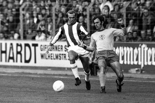Aleksandar Ristic (Braunschweig, li.) gegen Erich Beer (Hertha) Fußball 1. BL Herren Saison 1974 1975, Eintracht Braunschweig - Hertha BSC Berlin 2:1, Vneg Vsw Gruppe Braunschweig Dynamik, Fußball 1. BL Herren Saison 1974 1975, Eintracht Braunschweig - Hertha BSC Berlin 2:1, Vneg Vsw Gruppe Braunschweig Dynamik,
