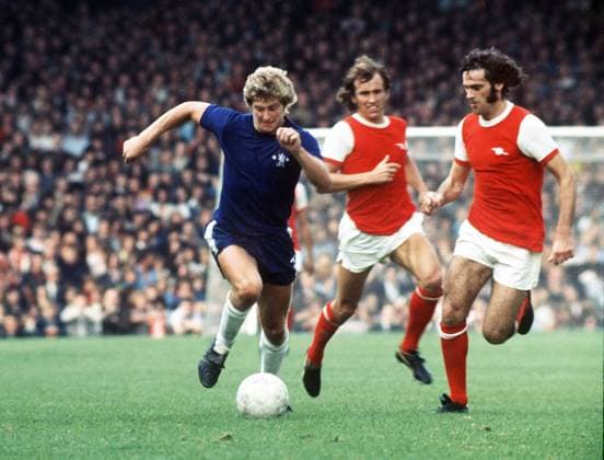 Chris Garland (Chelsea, li.) gegen Peter Storey (Arsenal, re.) -  Fußball Herren English Football League First Division 1973 1974, One, 1. Englische Liga Gruppe London Dynamik, Fußball Herren English Football League First Division 1973 1974, One, 1. Englische Liga Gruppe London Dynamik,