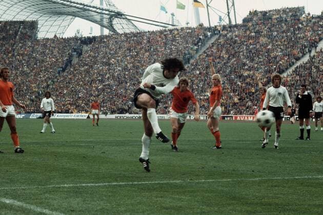Gerd Müller (vorn) zieht beobachtet von Rainer Bonhof (beide BR Deutschland, re.), Wim Rijsbergen (2.v.re.), Arie Haan (3.v.re.) und Johan Neeskens (alle Niederlande, li.) ab Fußball WM Herren WM 1974, Nationalteam, Länderspiel, Nationaltrikot, Finale, Niederlande - BRD 1:2 Gruppe München Dynamik, Fußball WM Herren WM 1974, Nationalteam, Länderspiel, Nationaltrikot, Finale, Niederlande - BRD 1:2 Gruppe München Dynamik,