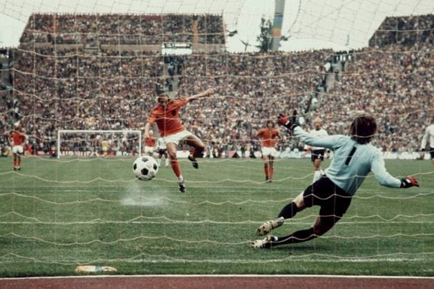 Johan Neeskens (Niederlande) verwandelt den Elfmeter zum 1:0 gegen Torwart Sepp Maier (BR Deutschland) Fußball WM Herren WM 1974, Nationalteam, Länderspiel, Nationaltrikot, Finale, Niederlande - BRD 1:2 Gruppe München Dynamik, Fußball WM Herren WM 1974, Nationalteam, Länderspiel, Nationaltrikot, Finale, Niederlande - BRD 1:2 Gruppe München Dynamik,