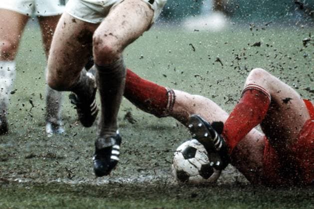Katastrophale Platzverhältnisse bei der Wasserschlacht von Frankfurt während der Begegnung BR Deutschland (li.) gegen Polen bei der WM 1974 Fußball WM Herren WM 1974, Nationalteam, Länderspiel, Nationaltrikot, Polen - BRD 0:1 Gruppe Wasserspritzer, o0 Fußballer, Fußballspieler, Frankfurt M. o0 Turnierhighlight Dynamik, Kampf, Fußball WM Herren WM 1974, Nationalteam, Länderspiel, Nationaltrikot, Polen - BRD 0:1 Gruppe Wasserspritzer, o0 Fußballer, Fußballspieler, Frankfurt M. o0 Turnierhighlight Dynamik, Kampf,
