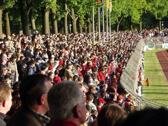 Volle Ränge im Willy Sachs Stadion zu Schweinfurt anlässlich eines U 20 Länderspiels 2005 Fußball Länderspiel Herren U 20 Länderspiel 2005, Nationalteam, Junioren, U20, Test, Testspiel o0 Deutschland Totale Aufnahmedatum geschätzt Schweinfurt Fußball Länderspiel Herren U 20 Länderspiel 2005, Nationalteam, Junioren, U20, Test, Testspiel o0 Deutschland Totale Aufnahmedatum geschätzt Schweinfurt