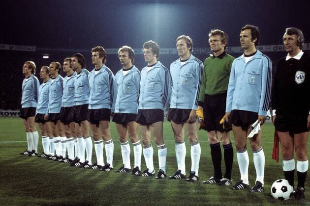 Hymne BRD, v.re.: Linienrichter x, Franz Beckenbauer, Torwart Sepp Maier, Georg Schwarzenbeck, Herbert Wimmer, Bernd Hölzenbein, Rainer Bonhof, Dietmar Danner, Bernd Dietz, Erich Beer, Berti Vogts, Uli Hoeneß Fußball Länderspiel Herren EM 1976, Nationalmannschaft, Halbfinale Totale Bernard, Bernhard, Hans Hubert Belgrad Fußball Länderspiel Herren EM 1976, Nationalmannschaft, Halbfinale Totale Bernard, Bernhard, Hans Hubert Belgrad