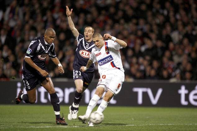Karim Benzema (Lyon, re.) gegen Henrique (li.) und Mathieu Chalme (beide Bordeaux) -  (pan24831) Fußball Herren Ligue 1 2007 2008, 1. Französische Liga, Olympique Lyonnais - Girondins de Bordeaux 4:2, OL Gruppe Lyon Dynamik, Fußball Herren Ligue 1 2007 2008, 1. Französische Liga, Olympique Lyonnais - Girondins de Bordeaux 4:2, OL Gruppe Lyon Dynamik,