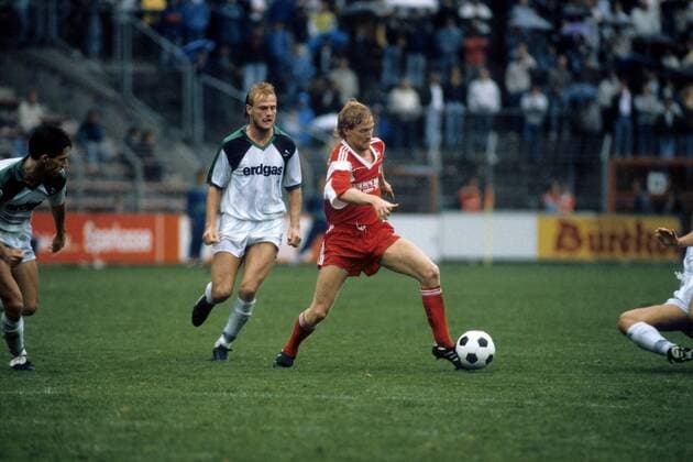 Christian Hausmann (Nürnberg, re.) am Ball, dahinter Jörg Neun (Gladbach, 2.v.li.) Fußball Herren DEUTSCHSPRACHIGE SPORTZEITSCHRIFTEN UND -ZEITUNGEN NUR NACH RÜCKSPRACHE, DFB Pokal 1989 1990 Gruppe Mönchengladbach Dynamik, Fußball Herren DEUTSCHSPRACHIGE SPORTZEITSCHRIFTEN UND -ZEITUNGEN NUR NACH RÜCKSPRACHE, DFB Pokal 1989 1990 Gruppe Mönchengladbach Dynamik,