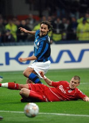 Zlatan Ibrahimovic (Inter Mailand, li.) gegen Martin Skrtel (Liverpool) - Fußball EC 1 Herren Champions League 2007 2008, FC Internazionale Mailand - FC Liverpool 0:1 Gruppe Mailand Dynamik, Fußball EC 1 Herren Champions League 2007 2008, FC Internazionale Mailand - FC Liverpool 0:1 Gruppe Mailand Dynamik,