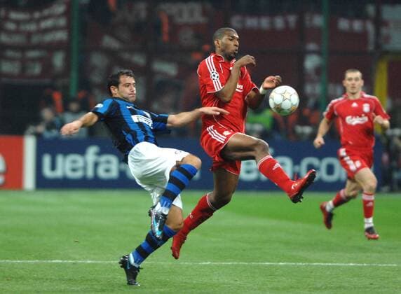 Dejan Stankovic (Inter Mailand, li.) gegen Ryan Babel (Liverpool) - Fußball EC 1 Herren Champions League 2007 2008, FC Internazionale Mailand - FC Liverpool 0:1 Gruppe Mailand Dynamik, Fußball EC 1 Herren Champions League 2007 2008, FC Internazionale Mailand - FC Liverpool 0:1 Gruppe Mailand Dynamik,