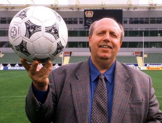 Manager Reiner Calmund (Leverkusen) mit dem Adidas Questra Ball Fußball 1. BL Herren Saison 2001 2002, Bayer 04 Einzelbild Leverkusen Fußball 1. BL Herren Saison 2001 2002, Bayer 04 Einzelbild Leverkusen