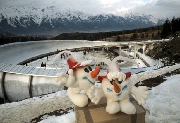 Bob und Rodelbahn Igls - Austragungsort der Olympischen Winterspiele 1976 in Innsbruck Rennrodeln OS Winter Olympische Spiele 1976, Winterspiele Vorschau Totale Aufnahmedatum geschätzt Innsbruck Rennrodeln OS Winter Olympische Spiele 1976, Winterspiele Vorschau Totale Aufnahmedatum geschätzt Innsbruck