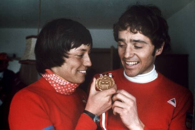 Rosi Mittermaier (li.) zeigt ihrem Freund Christian Neureuther (beide BR Deutschland) die Medaille für ihren Olympiasieg im Slalom Alpiner Skilauf OS Winter Damen Olympische Spiele 1976, Winterspiele, Ski Alpin Skisport, Herren Gruppe Innsbruck Harmonie, Glück, Freude, Alpiner Skilauf OS Winter Damen Olympische Spiele 1976, Winterspiele, Ski Alpin Skisport, Herren Gruppe Innsbruck Harmonie, Glück, Freude,