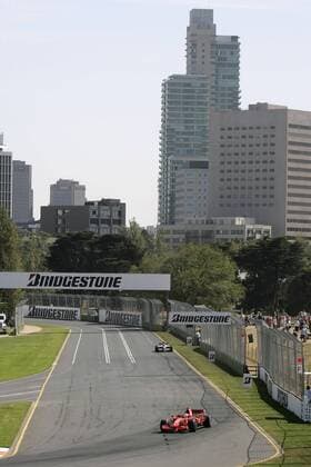 Kimi Räikkönen (Finnland Ferrari) in seinem Boliden vor der Häusern von Melbourne im Albert Park - Motorsport Grand Prix Herren Großer Preis von Australien 2008, Formel 1 Weltmeisterschaft, F1, F, GP, WM, Freies Training Totale Albert Park Melbourne Motorsport Grand Prix Herren Großer Preis von Australien 2008, Formel 1 Weltmeisterschaft, F1, F, GP, WM, Freies Training Totale Albert Park Melbourne