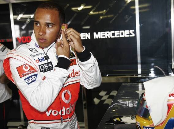 Lewis Hamilton (England McLaren Mercedes) macht sich startklar Motorsport Grand Prix Herren Großer Preis von Australien 2008, Formel 1 Weltmeisterschaft, F1, F, GP, WM Einzelbild Albert Park Melbourne Motorsport Grand Prix Herren Großer Preis von Australien 2008, Formel 1 Weltmeisterschaft, F1, F, GP, WM Einzelbild Albert Park Melbourne