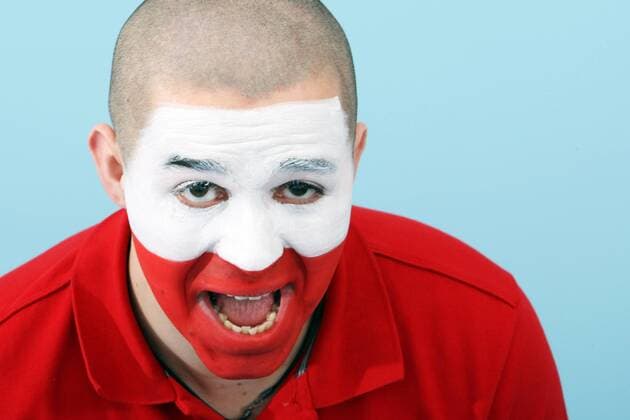 Polnischer Fan mit Gesichtsbemalung in den Landesfarben jubelt - MODEL RELEASED - Fußball EM Herren Vorschau Euro 2008, Fotoshooting, Fotostudio, Studioaufnahme, männlich, Mann, Symbol, Indoor, Porträt Freude, Fußball EM Herren Vorschau Euro 2008, Fotoshooting, Fotostudio, Studioaufnahme, männlich, Mann, Symbol, Indoor, Porträt Freude,
