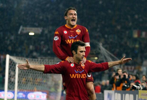 Torschütze Mirko Vucinic (re.) nimmt Francesco Totti (beide AS Rom) Huckepack - Fußball Herren Serie A 2007 2008, 1. Italienische Liga, AS Rom, Roma, Vdig Gruppe Rom Begeisterung, Freude, Fußball Herren Serie A 2007 2008, 1. Italienische Liga, AS Rom, Roma, Vdig Gruppe Rom Begeisterung, Freude,