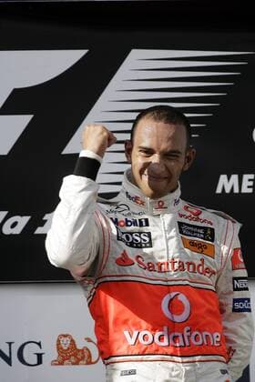 Lewis Hamilton (England McLaren Mercedes) jubelt über seinen Sieg beim GP von Australien 2008 - Motorsport Grand Prix Herren Großer Preis von Australien 2008, Formel 1 Weltmeisterschaft, F1, F, GP, WM Einzelbild Albert Park Melbourne Freude, Motorsport Grand Prix Herren Großer Preis von Australien 2008, Formel 1 Weltmeisterschaft, F1, F, GP, WM Einzelbild Albert Park Melbourne Freude,