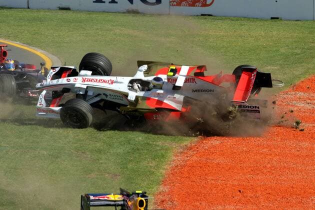 Giancarlo Fisichella (Italien Force India, re.) landet nach einer Kollision mit Sebastien Bourdais (Frankreich Toro Rosso) im Kiesbett Motorsport Grand Prix Herren Großer Preis von Australien 2008, Formel 1 Weltmeisterschaft, F1, F, GP, WM Gruppe Albert Park Melbourne Motorsport Grand Prix Herren Großer Preis von Australien 2008, Formel 1 Weltmeisterschaft, F1, F, GP, WM Gruppe Albert Park Melbourne