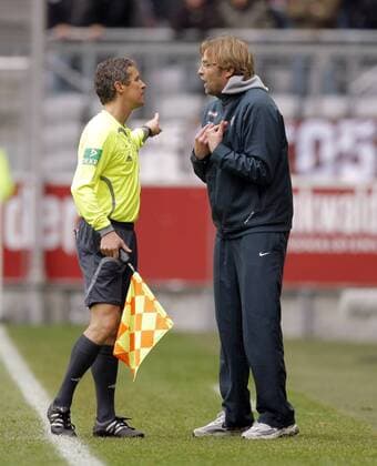 Trainer Jürgen Klopp (Mainz, re.) diskutiert mit Linienrichter Volker Wezel Fußball 2. BL Herren Saison 2007 2008, TSV 1860 München Gruppe München Fußball 2. BL Herren Saison 2007 2008, TSV 1860 München Gruppe München