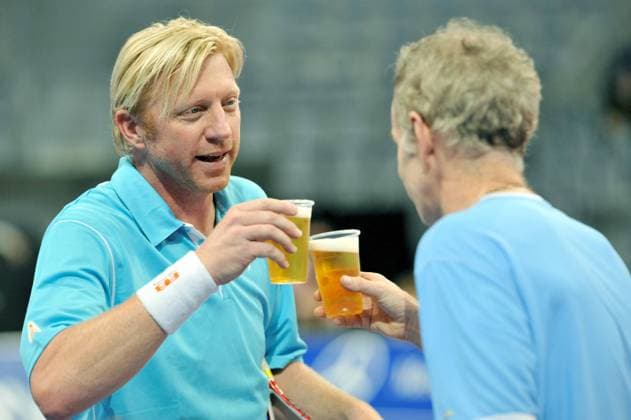 John McEnroe (USA, re.) und Boris Becker (Deutschland) genehmigen sich ein Bier Tennis Herren Schaukampf 2008, Showkampf, Showmatch, Classic Tour, Sport and Spirit, Boris Becker and Friends Gruppe Mannheim Harmonie, Kameradschaft, Tennis Herren Schaukampf 2008, Showkampf, Showmatch, Classic Tour, Sport and Spirit, Boris Becker and Friends Gruppe Mannheim Harmonie, Kameradschaft,