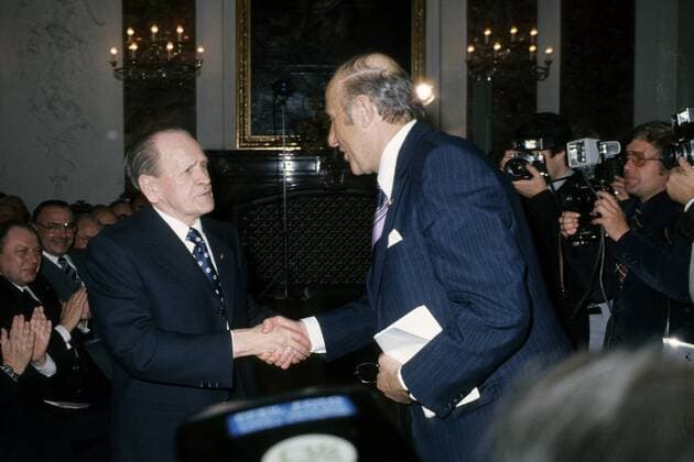 Sepp Herberger (li.) erhält auf seiner 80. Geburtstagsfeier Glückwünsche von Helmut Schön (beide BR Deutschland), seinem Nachfolger als Bundestrainer Fußball Herren DEUTSCHSPRACHIGE SPORTZEITSCHRIFTEN UND -ZEITUNGEN NUR NACH RÜCKSPRACHE Gruppe Mannheim Harmonie, Fußball Herren DEUTSCHSPRACHIGE SPORTZEITSCHRIFTEN UND -ZEITUNGEN NUR NACH RÜCKSPRACHE Gruppe Mannheim Harmonie,